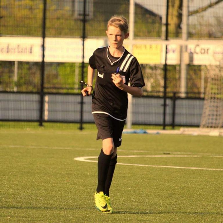 13-jarige Bjorn fluit 25e wedstrijd