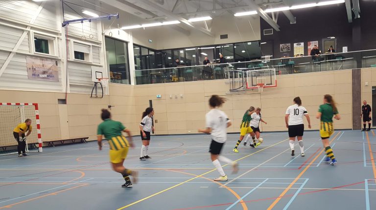 Dames van Bristol pakken door