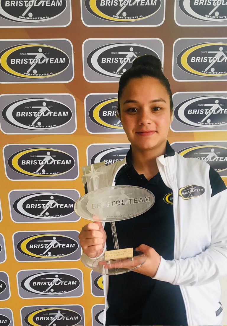 Griffth Vaissaire ontvangt trofee van waardevolste speelster..