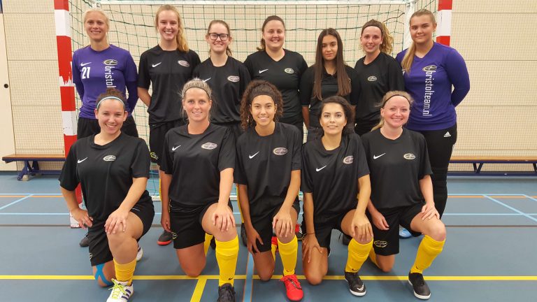 De zaalvoetbal vrouwen van Bristol komen te kort