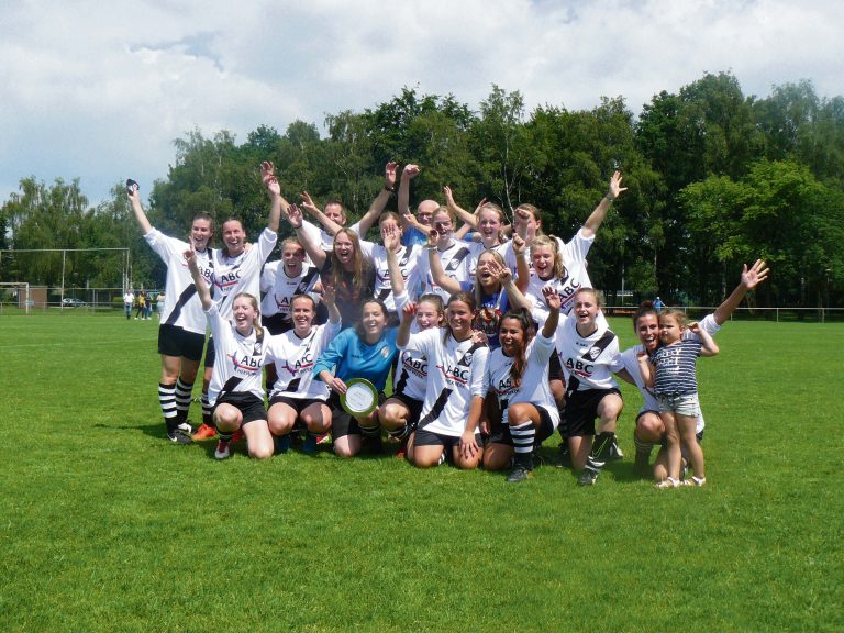 Dames RKDSV sluiten stormachtig jaar af met ‘grote kroon’