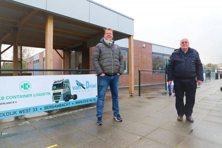 Werkploeg vv Bergambacht trots op nieuwe overkapping