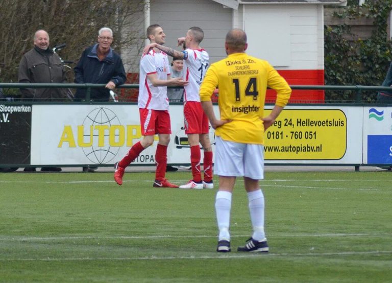 V.v. Hellevoetsluis wint ruim van Rhoon