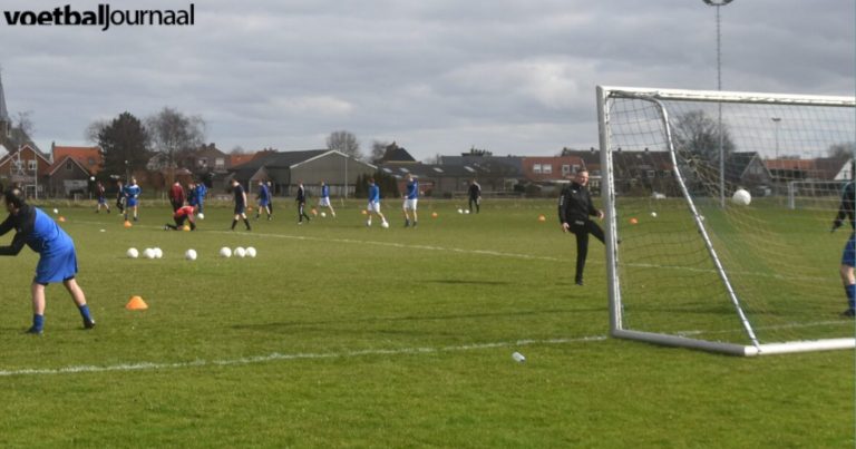 De selectie van Goudwaardse Boys onder leiding van trainer Leo Tol weer op het veld
