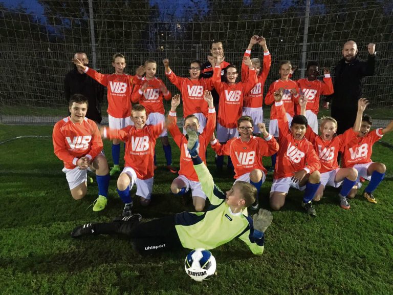 Hansweertse Boys JO-13 strijdt als een team voor winst en plezier