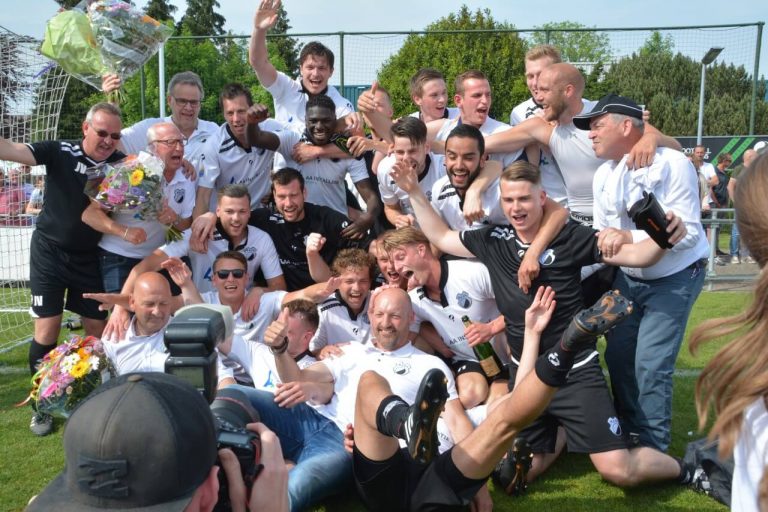 NSVV maakt voetbalshow van kampioenswedstrijd