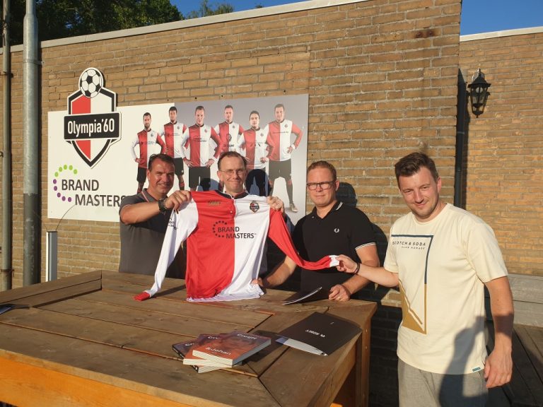 Olympia’60 trots op haar shirt