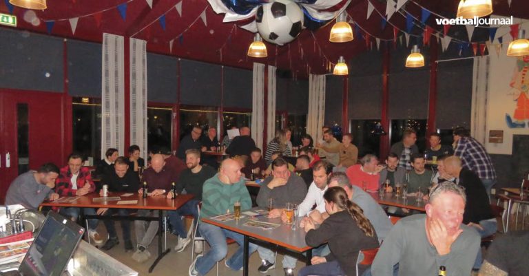 Oom Tuur en zijn neefjes winnen de voetbalquiz bij R.W.B.