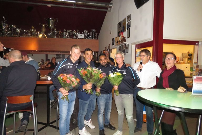 R.W.B. huldigt eerste elftal na winst van Periodetitel.