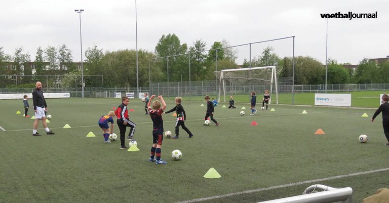 Iedereen bij R.W.B. weer blij voor de jeugd dat de bal weer rolt