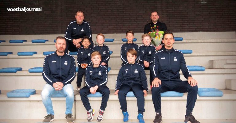 Sponsors steken R.W.B. JO10-3 in nieuwe trainingspakken.