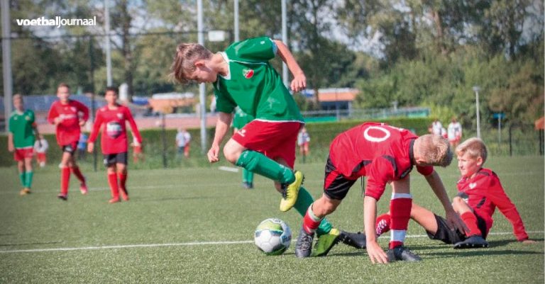 De aftrap met Rens van Middelkoop van VV de Alblas