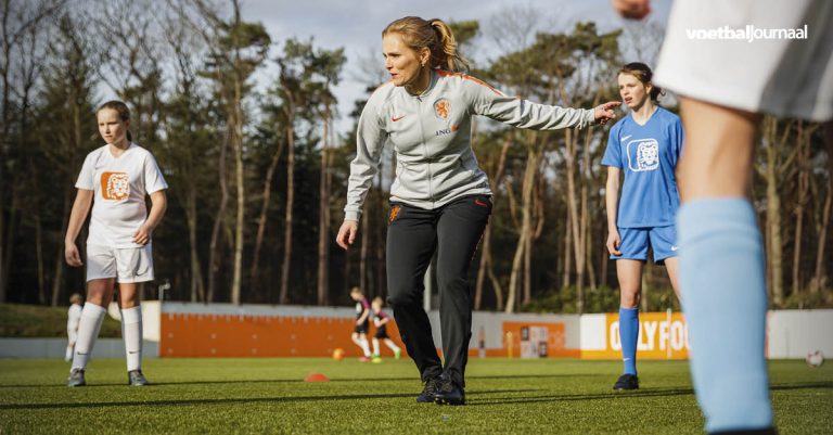 Bondscoach Sarina Wiegman verrast voetbalclub VV Haarsteeg met driejarig ING sponsorcontract
