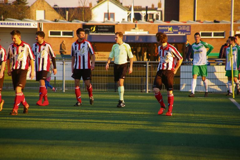 Van bomvolle sporthallen naar verlaten sportvelden