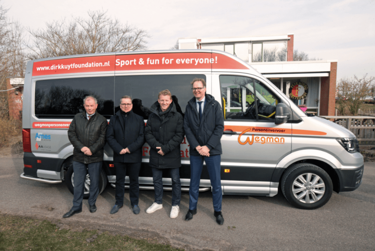 VW Crafter rolstoelbus voor Dirk Kuyt Foundation