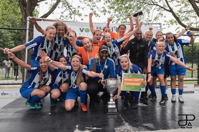 Vrouwen RVVH fileren SSS in finale Voetbal Rijnmond Cup