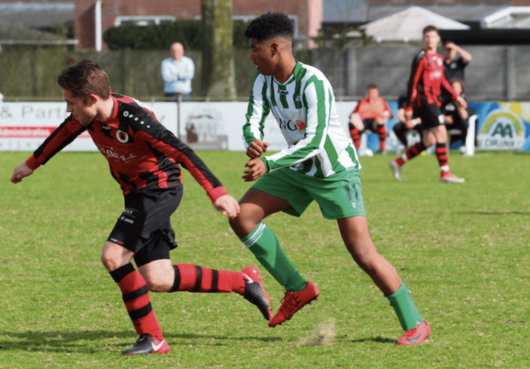 De Kok kan met voetbal het kopje leegmaken