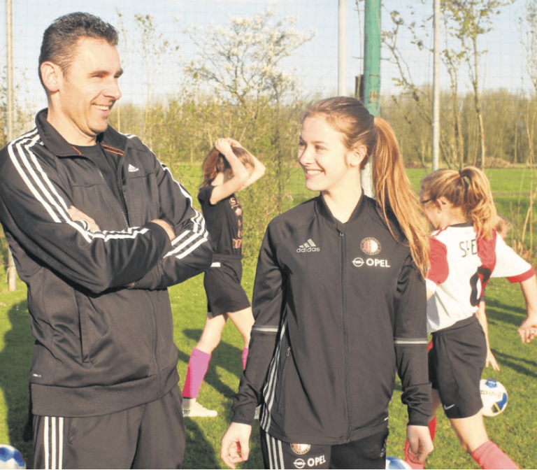 Meidenvoetbal bij Hardinxveld krijgt maximale aandacht