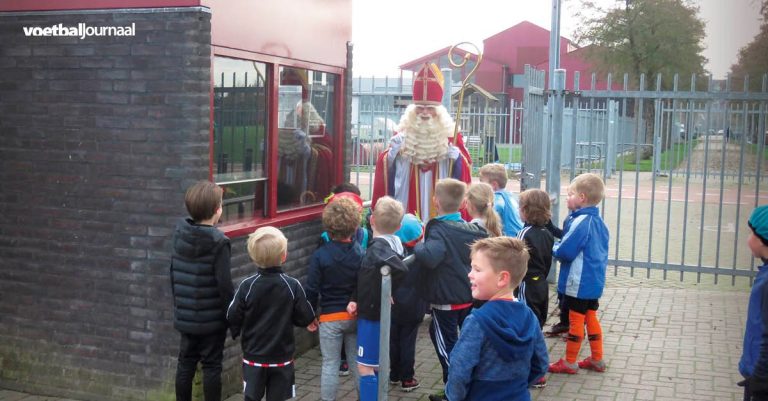 Sint komt belofte na en bezoekt R.W.B.