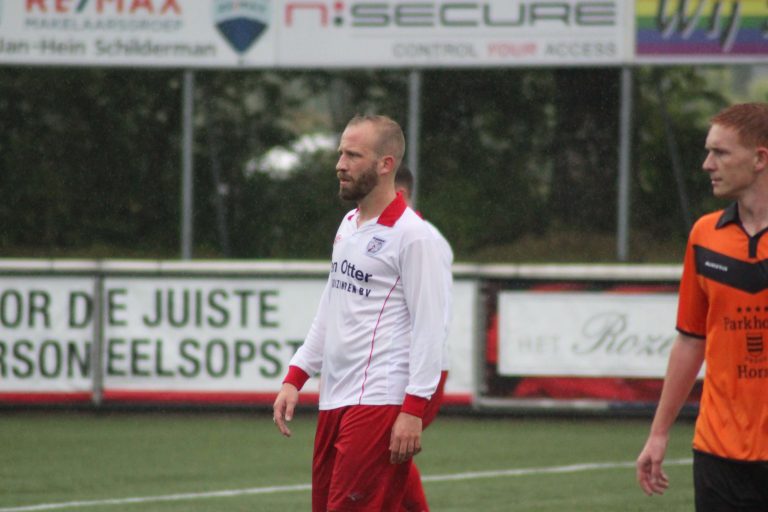 Het rood en wit van BVV Barendrecht zit weer vertrouwd bij Stanley Husen