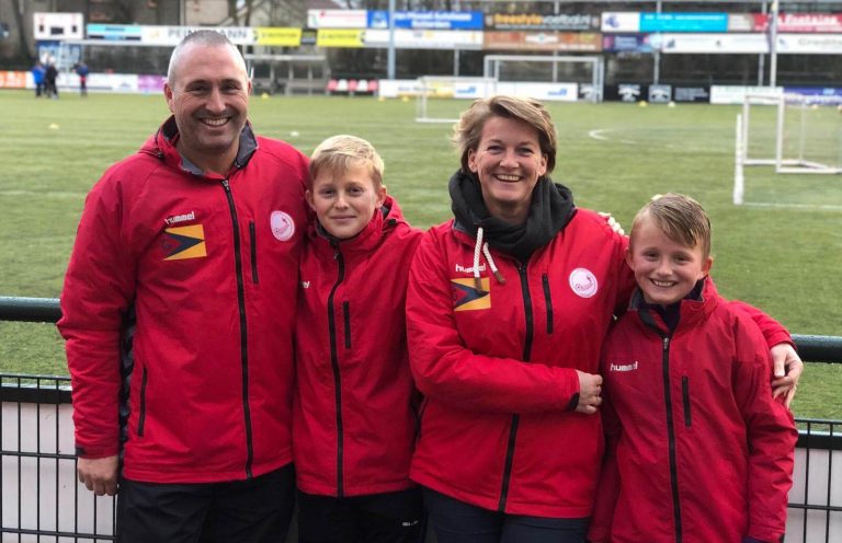 Vibeke is elke zaterdag bij VV Hellevoetsluis te vinden met een biertje in haar hand