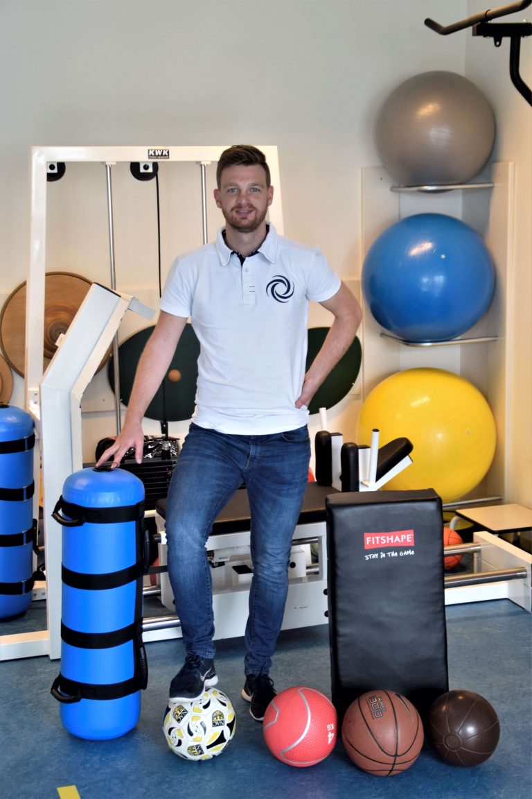 Sportfysio Sven Damen voelt met de geblesseerde mee