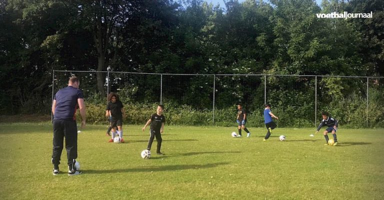 Hoofdtrainer Roy de Bruin traint de Emmajeugd