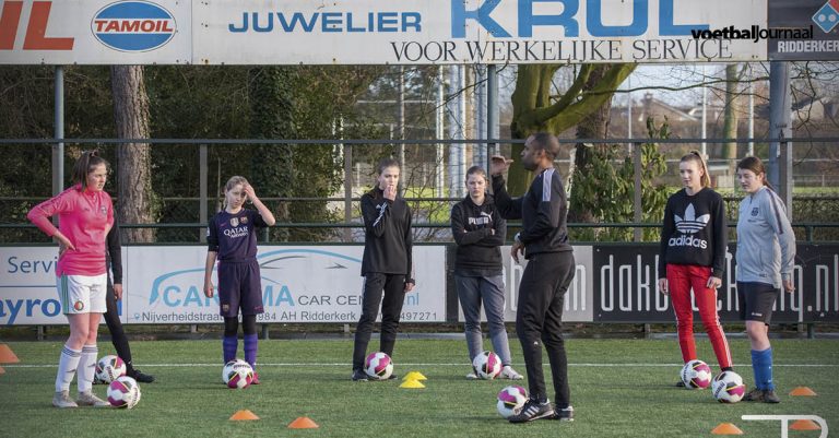 Vrouwenvoetbal Academie Rijnmond gaat door!