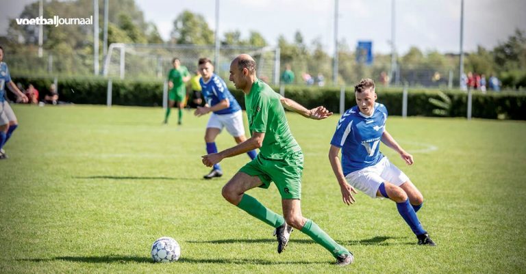 De aftrap met Michael Cabenda van Zeelandia-Middelburg