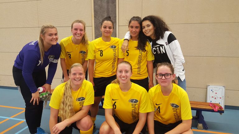 De vrouwen van Bristol Team winnen van Den Haag
