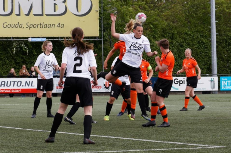 Volgens Yvette Dekker-Schouten hoort Damesvoetbal bij Sleeuwijk