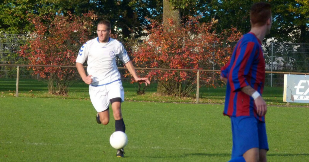 Tom Kimenai steunt Blauw-Wit’81 al jaren op en naast het veld