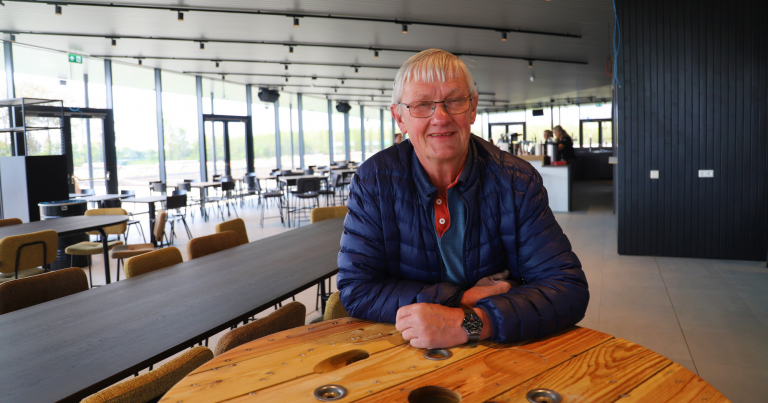 Wil van der Zalm veilt en timmert voor SJC