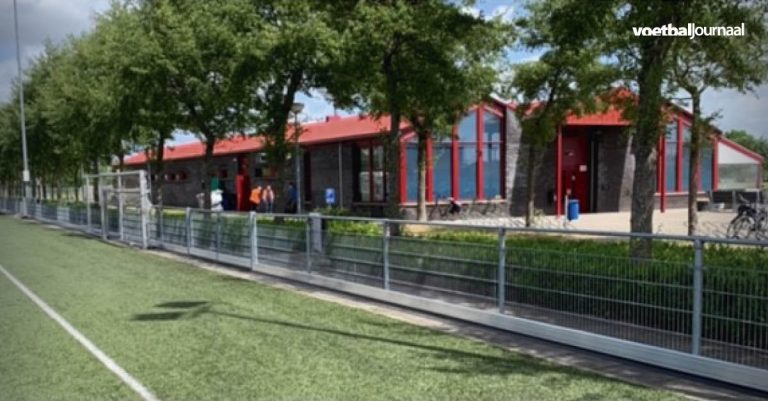 SKOR heeft rondom het kunstgrasveld van v.v. RWB kantplanken aangebracht.