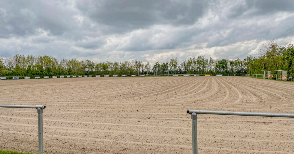 Veldrenovatie noopt Stavenisse tijdens seizoen tot uitwijken