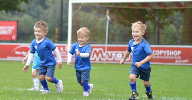 Ouders, opa’s en oma’s zijn hartstikke trots op FC Mini bij SV Terheijden
