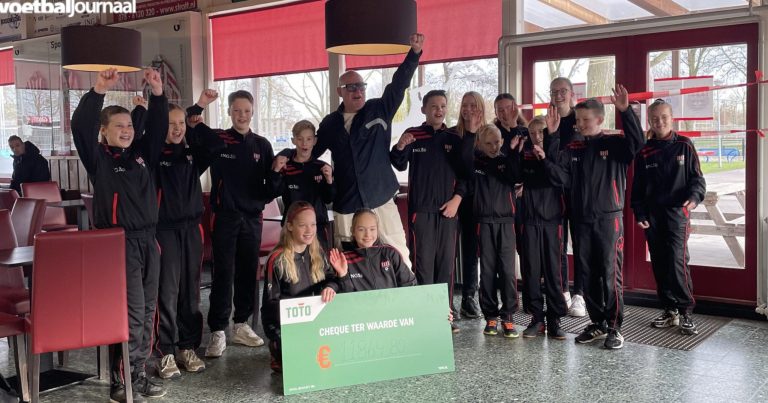 René van der Gijp haalt € 11.864,80 op voor meisjeskleedkamer bij VV Groote Lindt