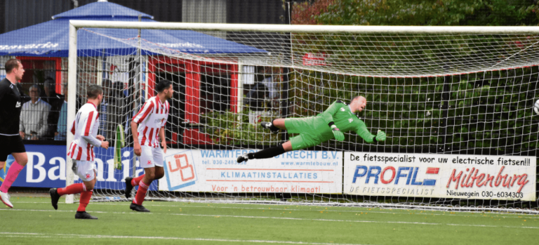 De “ELF penalty’s” op keeper Pascal Florie, keeper van SV Geinoord Nieuwegein.