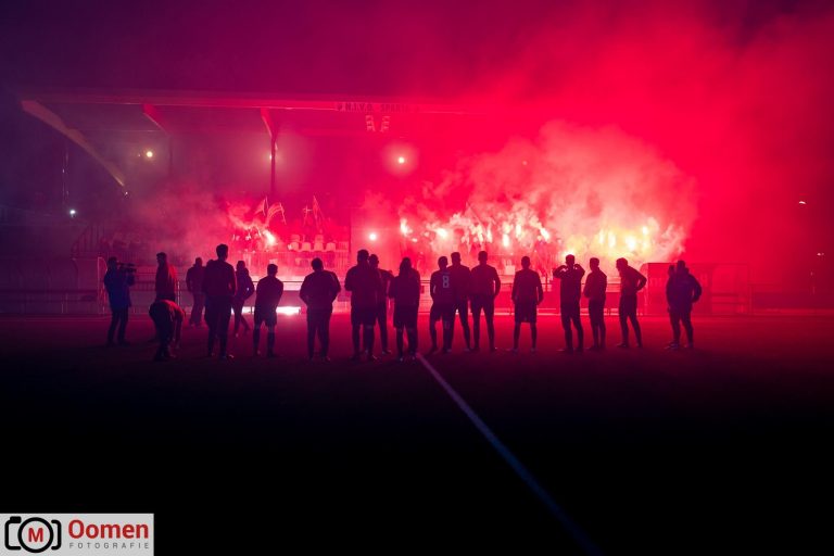 Supporters steunen N.I.V.O-Sparta voorafgaand derby