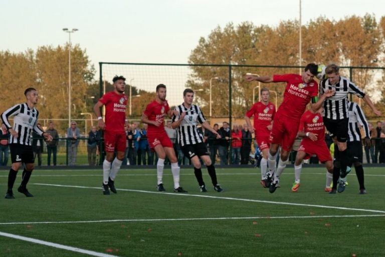Scheidsrechter overschaduwd lokale derby
