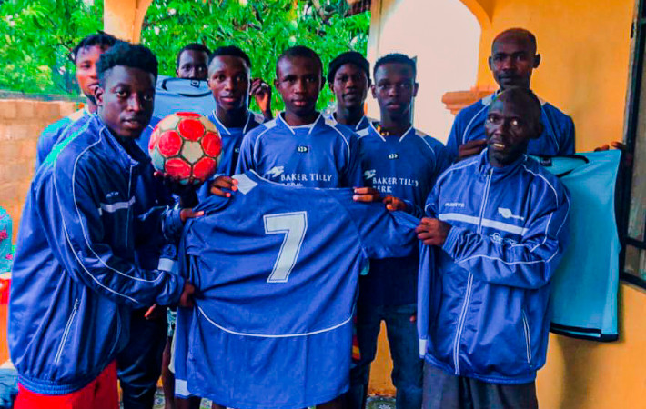 Serooskerke doneert shirts aan Stichting Talokoto voor voetballers in Gambia