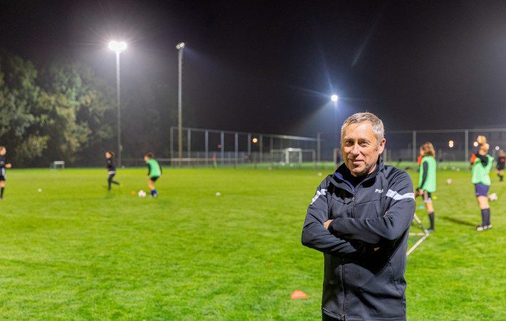 Voor Geert van Hecke is stap naar vrouwenvoetbal bij DKS’17 nog wennen