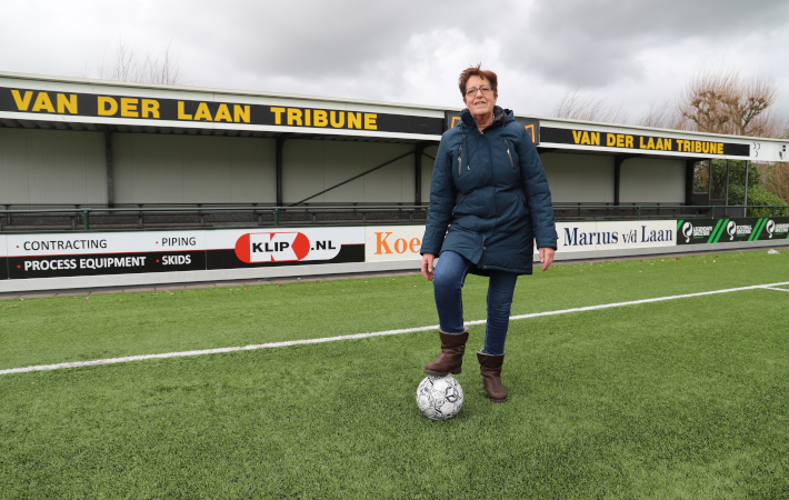 50 jaar damesvoetbal bij Lekkerkerk: ‘Het is een mantel die je omdoet en niet meer afgaat’