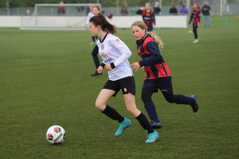 Victoria'04 in de lift met meisjesvoetbal