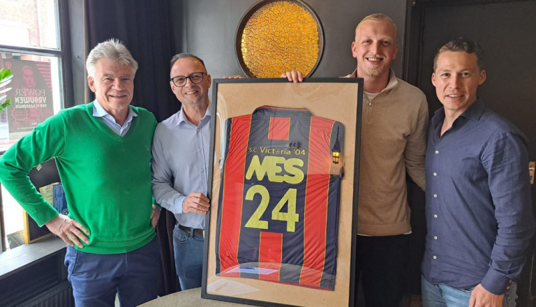 Van selectiespeler tot sponsorheld: Jochem van der Hoff regelt alles voor Victoria’04