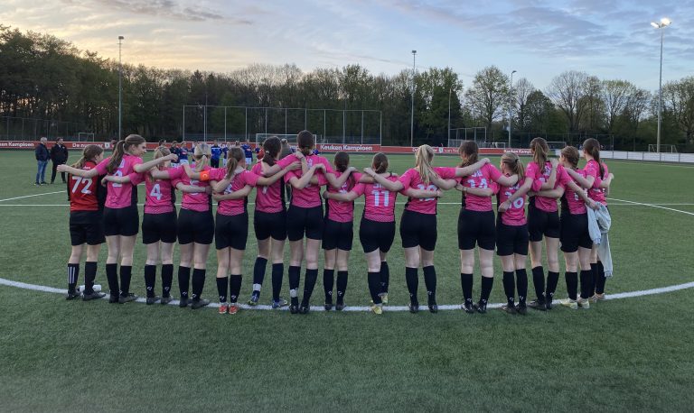 Eerste dames elftal ooit in geschiedenis van UVV: ‘Droom dichterbij dan ooit’