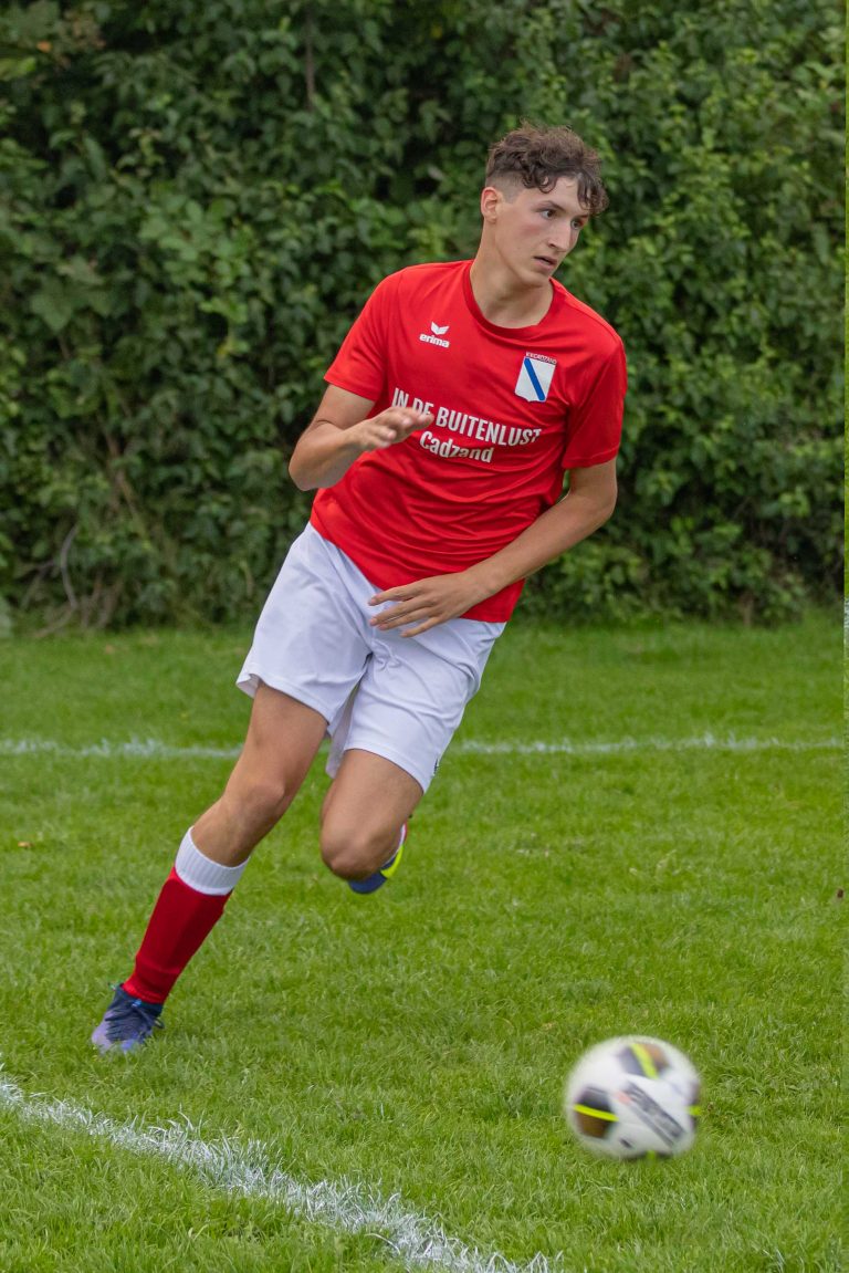 van-de-plasse-reist-wekelijks-vanuit-delft-naar-cadzand-voor-t-voetbal