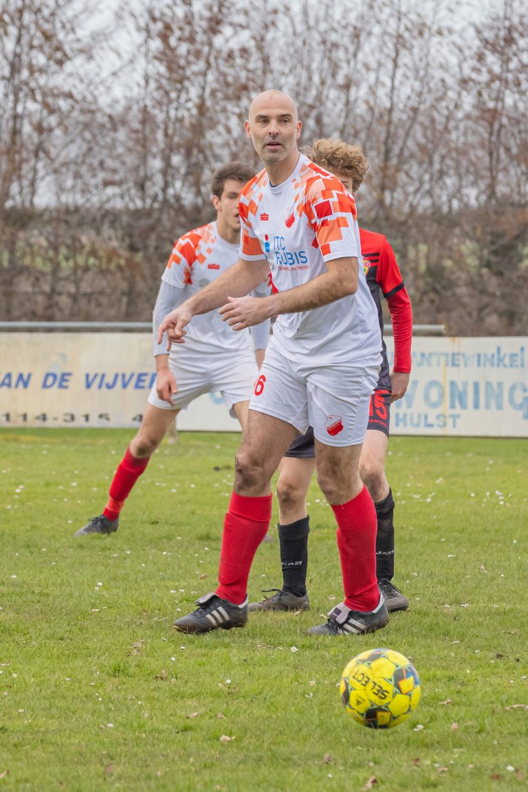 christoph-praet-geniet-volop-van-het-voetbal-als-trainer-en-voetballer