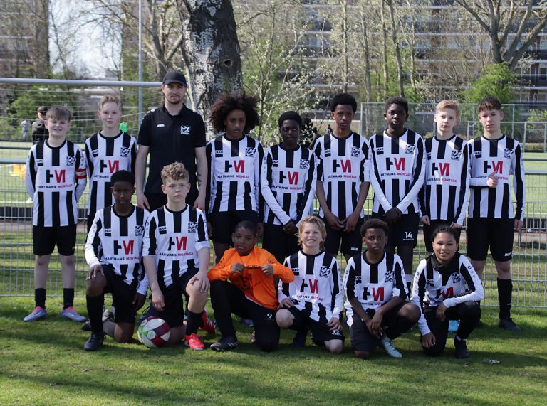 Zwaluwen O14-2 tussen twee klassen in