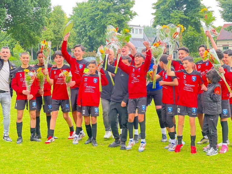 Boudou neemt afscheid van kampioenen: ‘Ik wilde meer zijn dan een trainer’